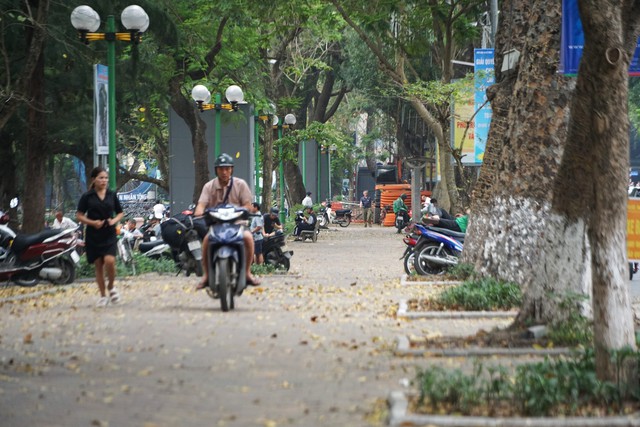 Quây hồ Thiền Quang để thi công cải tạo, người dân vẫn vào câu cá bất chấp bị cấm- Ảnh 10.