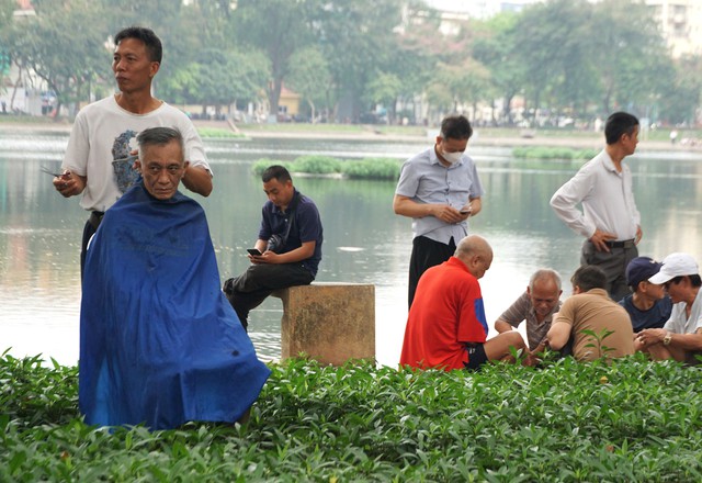 Quây hồ Thiền Quang để thi công cải tạo, người dân vẫn vào câu cá bất chấp bị cấm- Ảnh 9.