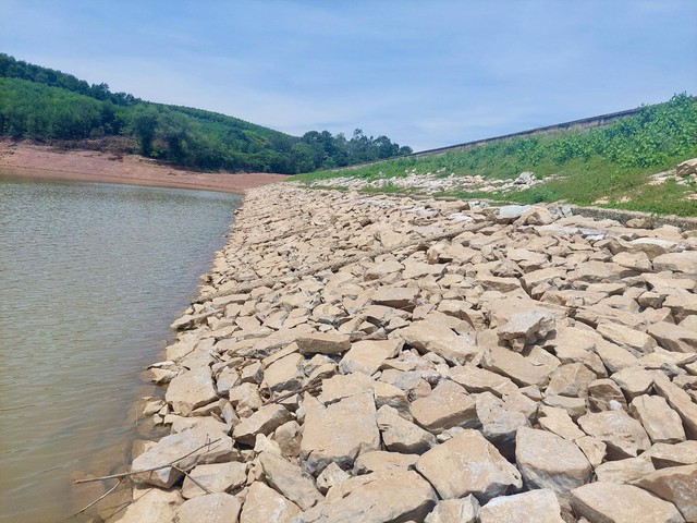 Hồ chứa ở Nghệ An chỉ đạt dưới 50% dung tích, nguy cơ thiếu nước trong mùa nắng nóng gay gắt- Ảnh 1.