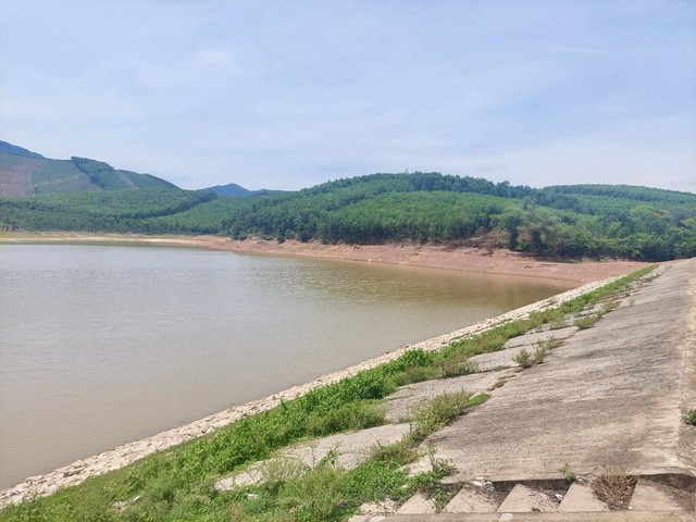 Hồ chứa ở Nghệ An chỉ đạt dưới 50% dung tích, nguy cơ thiếu nước trong mùa nắng nóng gay gắt- Ảnh 3.