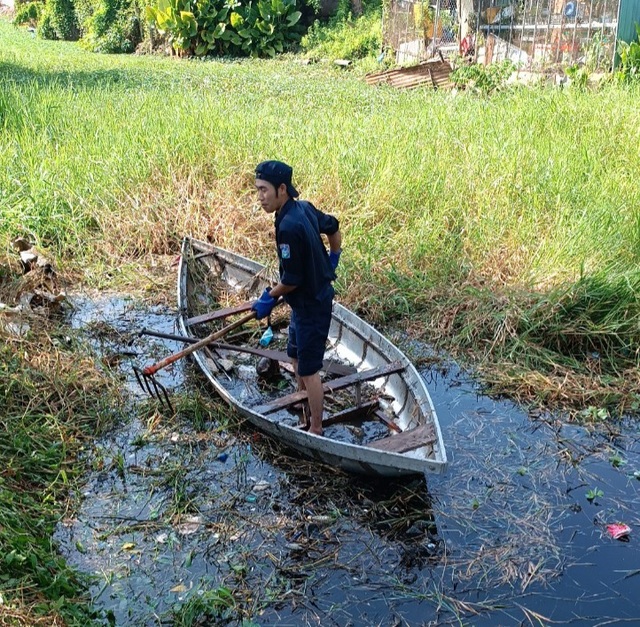 Cán bộ và người dân dầm mình dưới nước đen giúp sông thoát cảnh tù đọng- Ảnh 1.