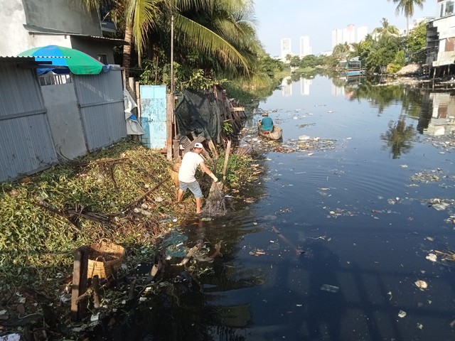 Cán bộ và người dân dầm mình dưới nước đen giúp sông thoát cảnh tù đọng- Ảnh 6.