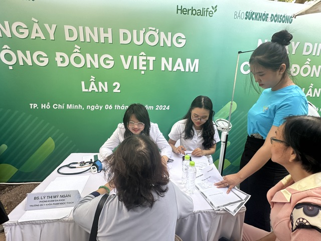 Người dân xếp hàng để tư vấn dinh dưỡng tại Ngày Dinh dưỡng cộng đồng Việt Nam lần 2- Ảnh 12.