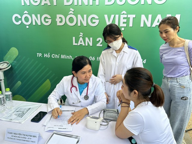 Người dân xếp hàng để tư vấn dinh dưỡng tại Ngày Dinh dưỡng cộng đồng Việt Nam lần 2- Ảnh 10.