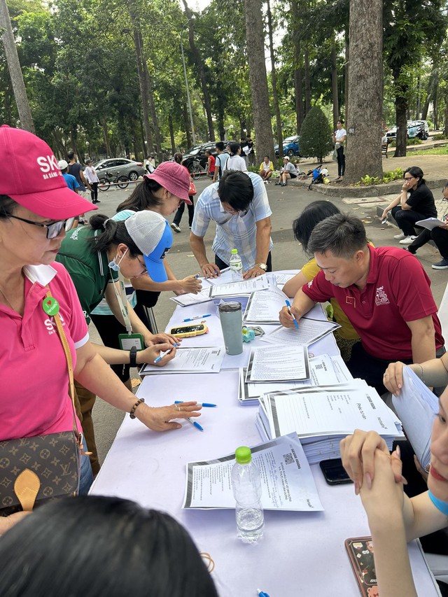 Người dân xếp hàng để tư vấn dinh dưỡng tại Ngày Dinh dưỡng cộng đồng Việt Nam lần 2- Ảnh 2.