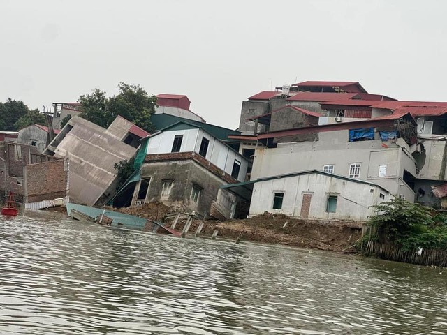 Bắc Ninh: Thêm 5 nhà dân bị sạt lở xuống sông Cầu- Ảnh 1.