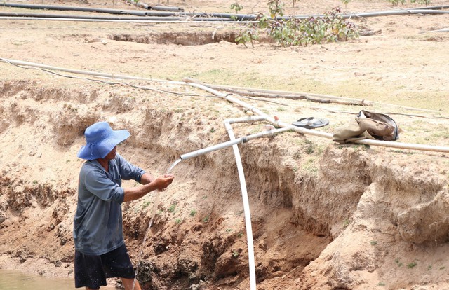 Người dân Ninh Thuận khó khăn vì hồ nước cạn trơ đáy- Ảnh 1.