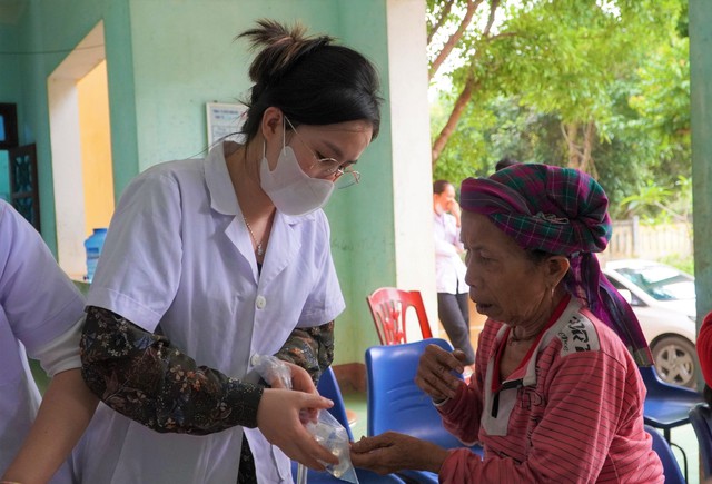 Quảng Bình hướng dẫn chữa bệnh ghẻ cho hơn 800 người dân- Ảnh 3.