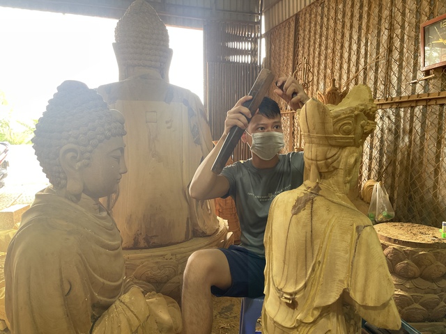 Xem nghệ nhân làng Sơn Đồng 'thổi hồn' vào gỗ- Ảnh 4.