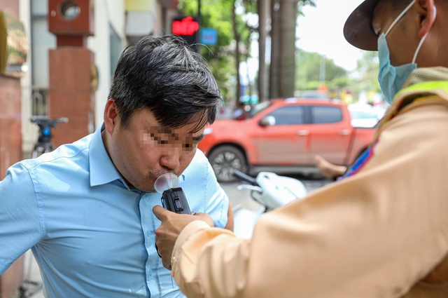 Cách 'trị' tài xế vi phạm nồng độ cồn rồi nói do ăn hoa quả- Ảnh 4.