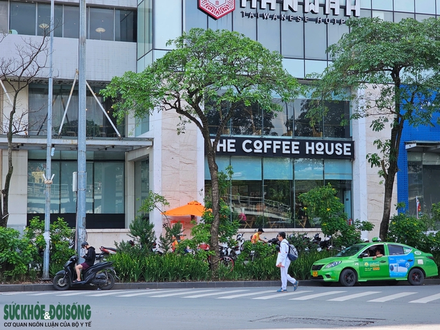 Nhiều người 'tránh' tầng 1 cửa hàng The Coffee House sau sự cố khiến nữ bác sĩ bị thương- Ảnh 1.