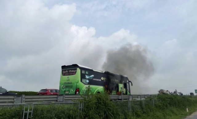 Xe khách chở 10 người bốc cháy trên cao tốc Pháp Vân - Cầu Giẽ- Ảnh 3.