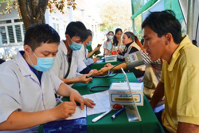 Người lao động khó khăn được khám bệnh, tặng quà miễn phí- Ảnh 3.