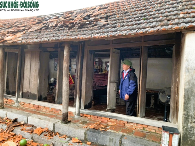 Hàng loạt ngôi nhà ở Quảng Ninh bị tốc mái sau khi dông lốc, vòi rồng xuất hiện - Ảnh 4.