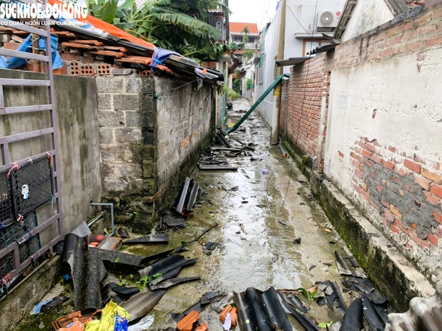 Hàng loạt ngôi nhà ở Quảng Ninh bị tốc mái sau khi dông lốc, vòi rồng xuất hiện - Ảnh 3.