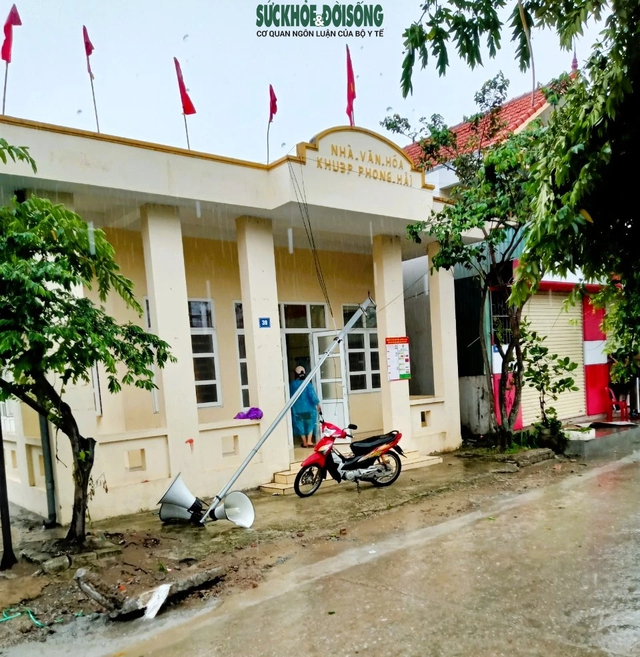 Hàng loạt ngôi nhà ở Quảng Ninh bị tốc mái sau khi dông lốc, vòi rồng xuất hiện - Ảnh 2.