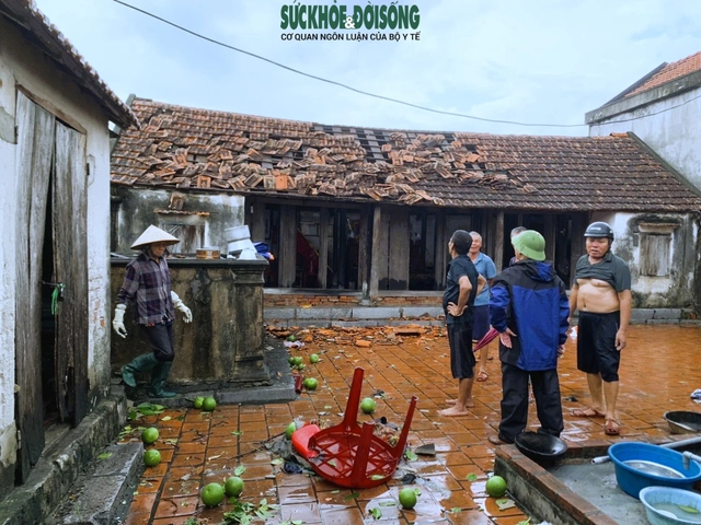 Hàng loạt ngôi nhà ở Quảng Ninh bị tốc mái sau khi dông lốc, vòi rồng xuất hiện - Ảnh 1.