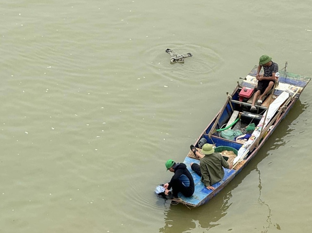 Bắc Ninh: Tìm thấy thi thể 2 nữ sinh lớp 9 nhảy cầu Kinh Dương Vương - Ảnh 1.
