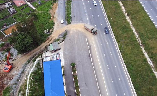 Công an Thanh Hóa tìm người nhận 3 triệu để mở rào chắn cho xe tải chở đất quay đầu trên cao tốc- Ảnh 1.