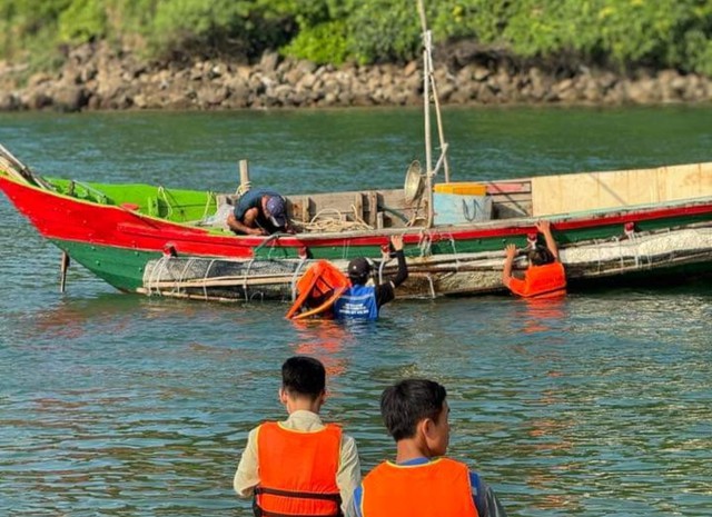 Rơi nước mắt hình ảnh người mẹ quỳ gối bên bờ biển ngóng tin con đang mất tích- Ảnh 3.