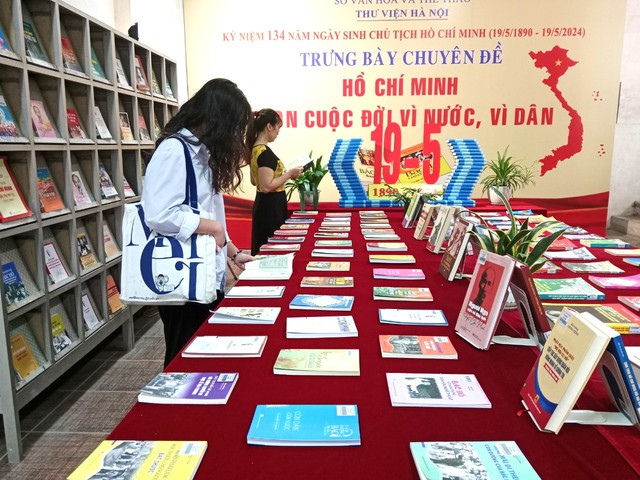 Trưng bày sách, báo kỷ niệm 134 năm Ngày sinh Chủ tịch Hồ Chí Minh- Ảnh 2.
