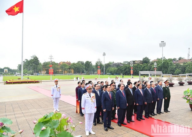 Các đồng chí lãnh đạo Đảng, Nhà nước vào Lăng viếng Chủ tịch Hồ Chí Minh- Ảnh 1.