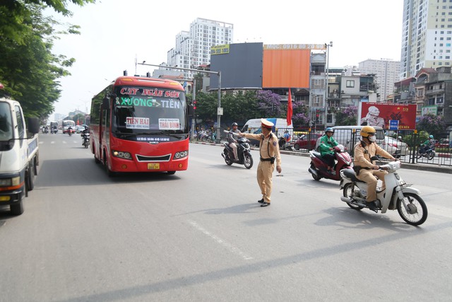 Bất ngờ hàng chục doanh nghiệp xe hợp đồng tại Hà Nội không hoạt động tại trụ sở- Ảnh 2.