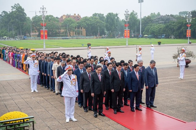 Lãnh đạo Đảng, Nhà nước cùng các ĐBQH vào Lăng viếng Chủ tịch Hồ Chí Minh trước Kỳ họp thứ 7- Ảnh 2.