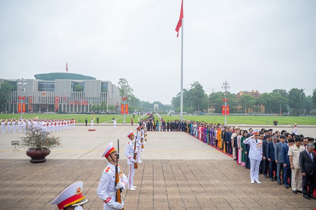 Lãnh đạo Đảng, Nhà nước cùng các ĐBQH vào Lăng viếng Chủ tịch Hồ Chí Minh trước Kỳ họp thứ 7- Ảnh 3.