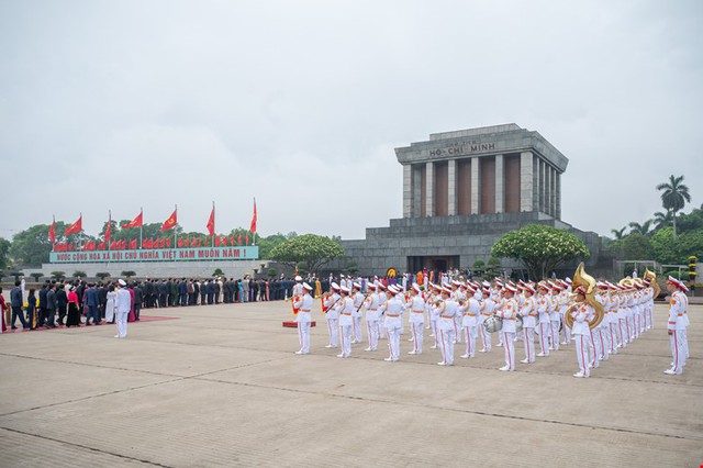 Lãnh đạo Đảng, Nhà nước cùng các ĐBQH vào Lăng viếng Chủ tịch Hồ Chí Minh trước Kỳ họp thứ 7- Ảnh 4.