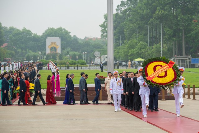 Lãnh đạo Đảng, Nhà nước cùng các ĐBQH vào Lăng viếng Chủ tịch Hồ Chí Minh trước Kỳ họp thứ 7- Ảnh 1.