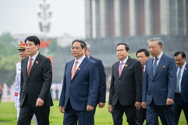 Lãnh đạo Đảng, Nhà nước cùng các ĐBQH vào Lăng viếng Chủ tịch Hồ Chí Minh trước Kỳ họp thứ 7- Ảnh 5.