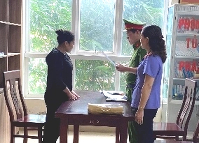 Cơ quan chức năng đọc lệnh bắt bị can để tạm giam đối với Trần Thị Hằng Nga.