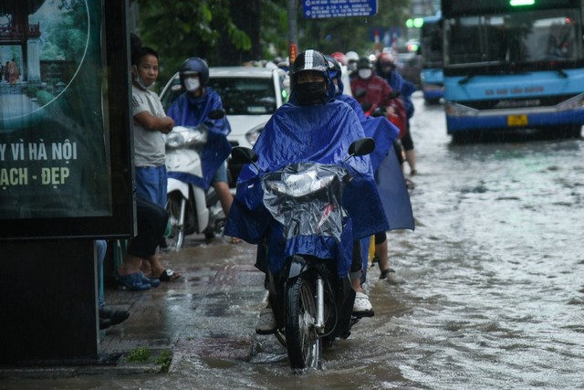 Hà Nội sắp mưa dông, khả năng kèm theo lốc sét, mưa đá- Ảnh 2.