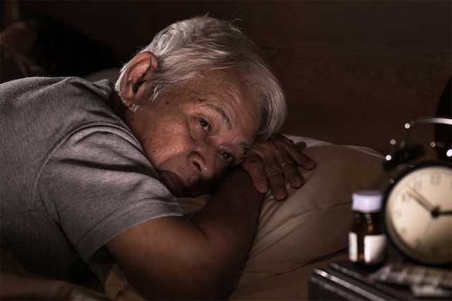 Cách chữa mất ngủ không dùng thuốc cho người già- Ảnh 1.