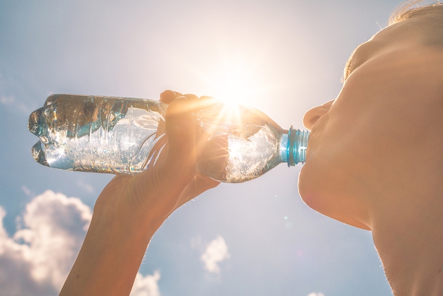 Uống đủ nước giúp giảm cơn đau đầu do trời nắng nóng- Ảnh 2.