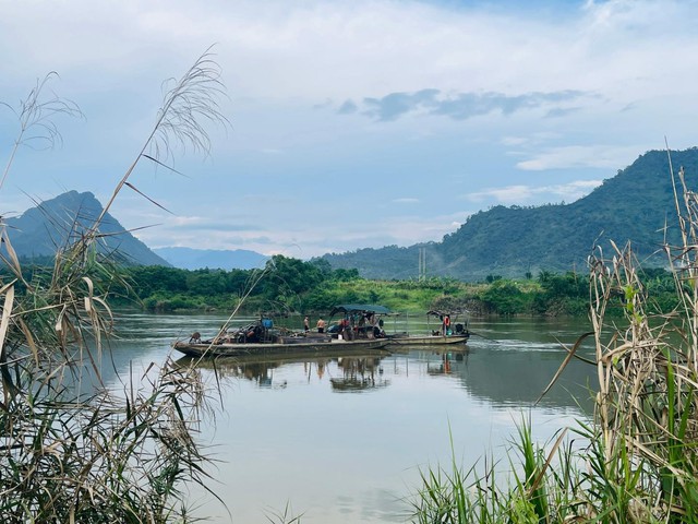 Cùng gia đình đi bắt hến, bé trai bị đuối nước thương tâm- Ảnh 1.