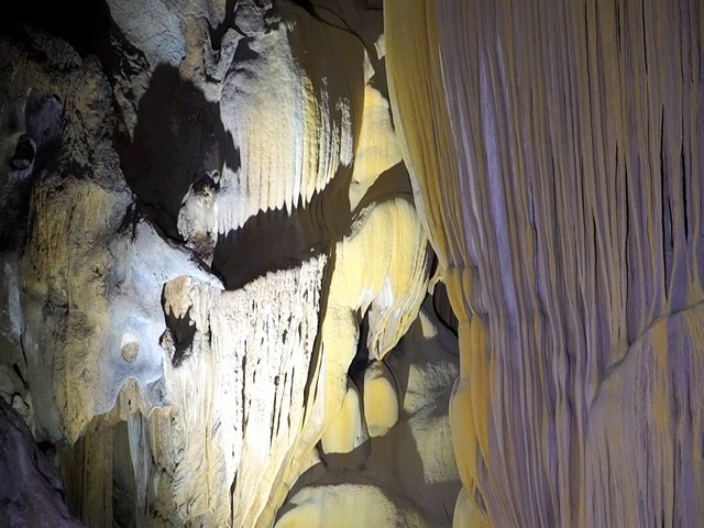 Bên trong hang động có 'dòng sông cát'- Ảnh 9.
