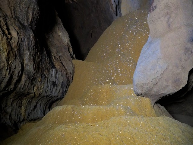 Bên trong hang động có 'dòng sông cát'- Ảnh 5.