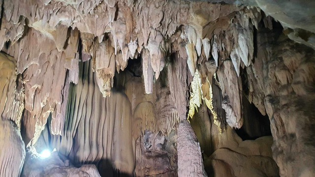 Bên trong hang động có 'dòng sông cát'- Ảnh 3.