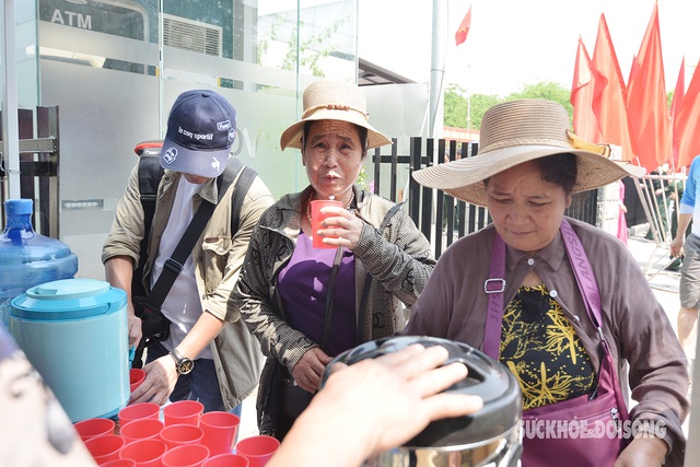 Hàng trăm trạm cấp nước uống miễn phí phục vụ du khách dịp Kỷ niệm 70 năm Chiến thắng Điện Biên Phủ- Ảnh 5.