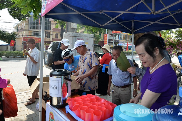 Hàng trăm trạm cấp nước uống miễn phí phục vụ du khách dịp Kỷ niệm 70 năm Chiến thắng Điện Biên Phủ- Ảnh 4.
