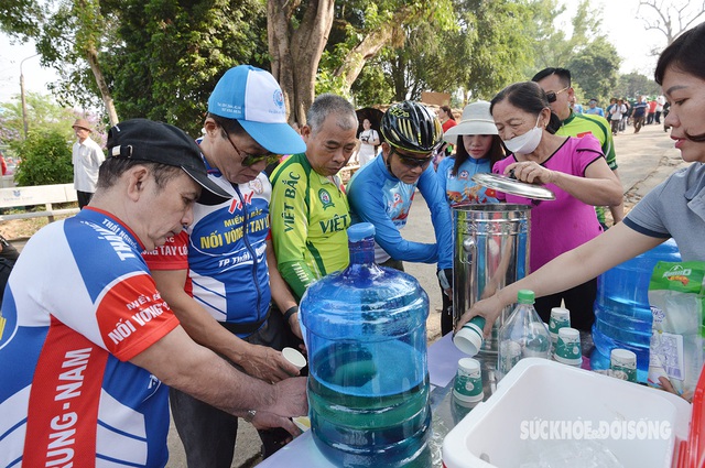 Hàng trăm trạm cấp nước uống miễn phí phục vụ du khách dịp Kỷ niệm 70 năm Chiến thắng Điện Biên Phủ- Ảnh 3.