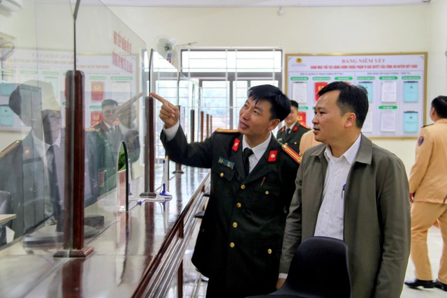 Thượng tá Đoàn Văn Hữu, Phó Trưởng Công an huyện Quỳ Châu (Nghệ An) hướng dẫn người dân làm việc tại bộ phận một cửa.