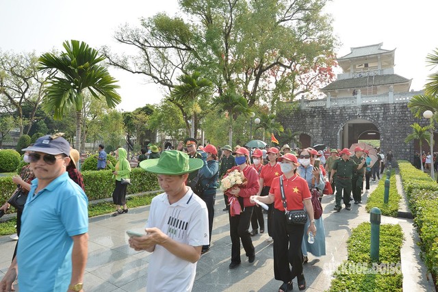 'Vượt nắng, thắng mưa' dòng người hướng về các điểm lịch sử Điện Biên Phủ- Ảnh 3.