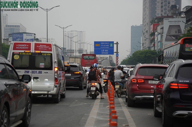 Xung đột dòng phương tiện trong ngày đầu thông xe cầu vượt Mai Dịch- Ảnh 5.