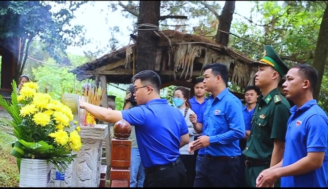 Dòng người viếng mộ Đại tướng Võ Nguyên Giáp trong ngày kỷ niệm 70 năm Chiến thắng Điện Biên Phủ- Ảnh 6.