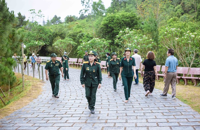 Dòng người viếng mộ Đại tướng Võ Nguyên Giáp trong ngày kỷ niệm 70 năm Chiến thắng Điện Biên Phủ- Ảnh 2.