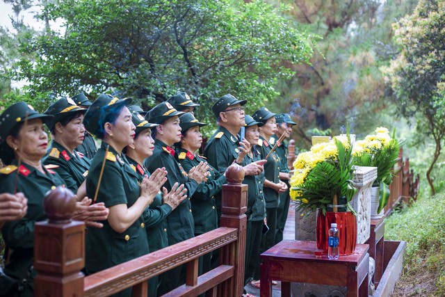 Dòng người viếng mộ Đại tướng Võ Nguyên Giáp trong ngày kỷ niệm 70 năm Chiến thắng Điện Biên Phủ- Ảnh 3.