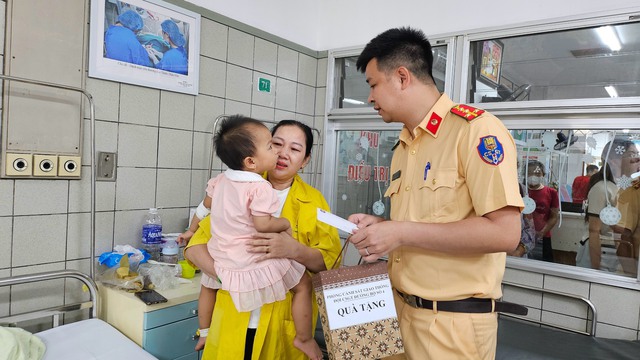 CSGT Hà Nội tặng quà cho các bệnh nhi nhân ngày 1/6- Ảnh 2.
